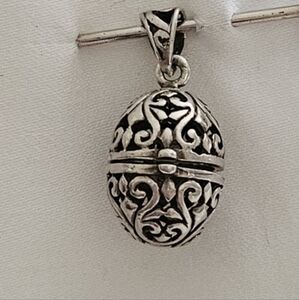 Vintage Sterling Silver filigree keepsake pendant.